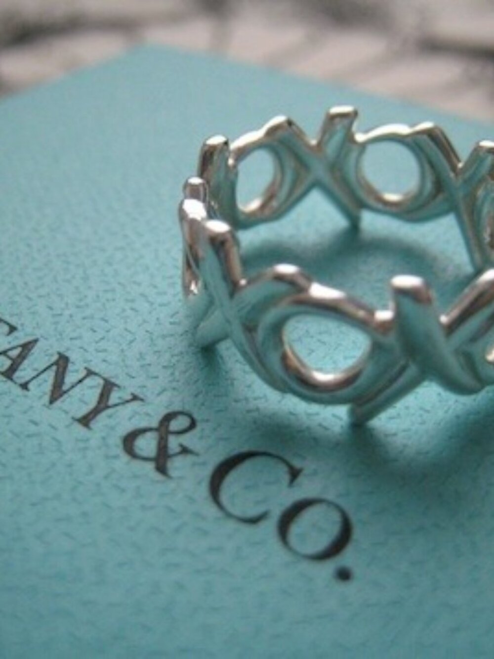 Tiffany & Co. Silver Hugs Kiss XO Band Ring - Size 8 - Picture 2 of 7